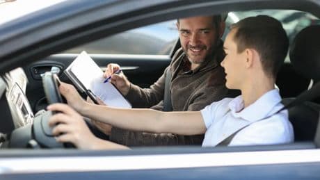 Seis conductores estrenan el primer curso de la DGT que regala dos puntos en el carné