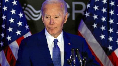 Fauteuil roulant, hagard devant George Clooney : les derniers jours du mandat de Biden