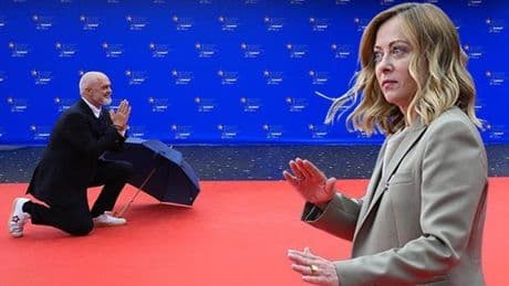 Arnavutluk lideri Rama, İtalya Başbakanı Meloni'yi diz çökerek karşıladı