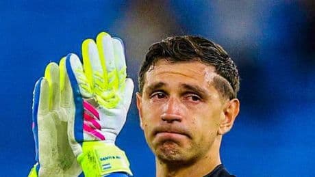 El 'Dibu' se va entre lágrimas y dispara todos los radares
