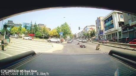 Yaya kırmızıda geçti motosiklet çarptı