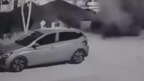 Aksaray'da tazyikli su asfaltı parçaladı: İki araç hasar gördü