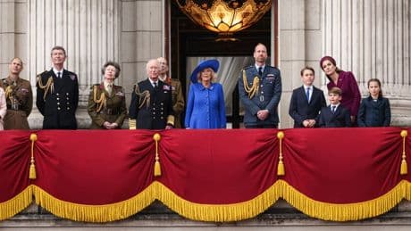 La famille royale réunie sur le balcon de Buckingham pour célébrer les 80 ans de la fin de la Seconde guerre mondiale