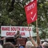 Trumps aanbod geaccepteerd: eerste witte Zuid-Afrikanen als ‘vluchteling’ op weg naar Verenigde Staten