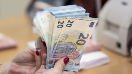 Está ocurriendo algo desconcertante en España: mientras el uso de efectivo se reduce, hay más billetes que nunca