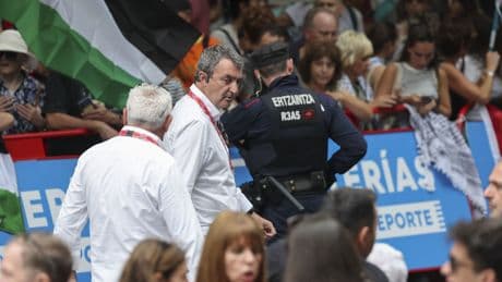 La semana 'horribilis' de Guillén: ''Estoy pasando el peor momento de mis 16 años como director de la Vuelta. No queremos meter la pata con Israel'