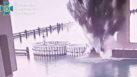 Kiev colpisce il ponte di Crimea, nuova operazione-show degli 007: usati 1.100 chili di esplosivi sottomarini