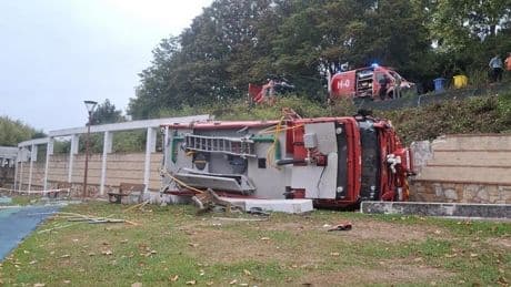 Cae a un parque infantil de Sondika un camión de bomberos del aeropuerto
