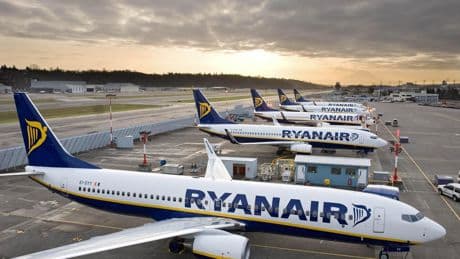 Ryanair aviva el polémico debate de viajar de pie en los aviones en sus redes sociales