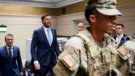 Demonstranten buhen J.D. Vance bei Truppenvisite in Washington aus