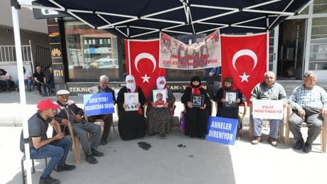 DEM Parti önünde evlat nöbeti:  Yeter artık kan dökülmesin