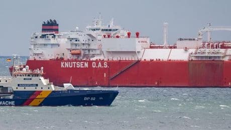 Schifffahrt: LNG-Tanker nach Grundberührung weiter vor Rügen festgesetzt