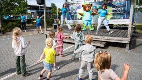 De ervaren campingbeer trekt zijn berenpak in drie minuten aan