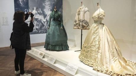Miren Arzalluz se despide de París con una retrospectiva sobre el precursor de la alta costura