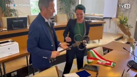 Sfregio all'Italia, il gesto della neo sindaca di Merano. Poi il dietrofront