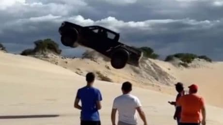 Supermarkt-Millionär hebt ab  - Irrer Auto-Flug über die Düne endet im Crash
