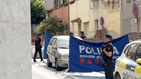 Asesina a su hijastro, apuñala a su pareja y se suicida en una nave industrial en Barcelona