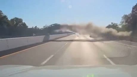 Wie eine Rakete - Auto fliegt über die Autobahn