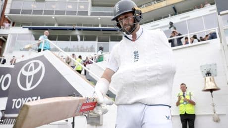 <a href="https://www.skysports.com/cricket/live-blog/12040/13403886/england-vs-india-fifth-test-live-text-commentary-score-video-highlights-and-expert-analysis-from-the-oval">England star comes out to bat with arm in a sling in nail-biting final test against India | Follow updates</a>