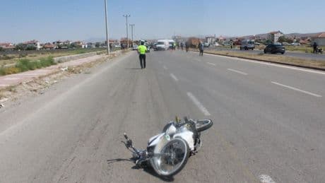 'Dur' ihtarına uymayan ehliyetsiz sürücü, motosikletiyle polis memuruna çarptı