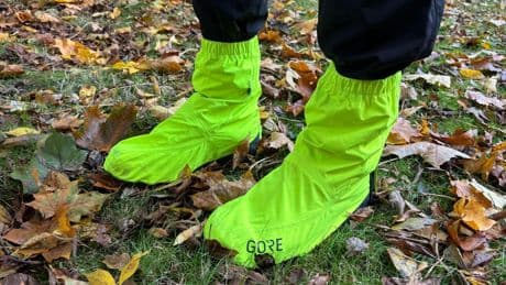 Rundum-Paket: Radfahren mit Überschuhen: So bleiben die Füße beim Biken trocken