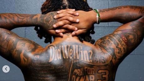 Es zeigt seinen Herzstillstand - NFL-Star lässt sich für krasses Rücken-Tattoo in Narkose legen