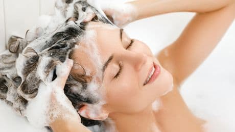 Haarpflege-Fehler: Warum die Badewanne nicht der richtige Ort ist