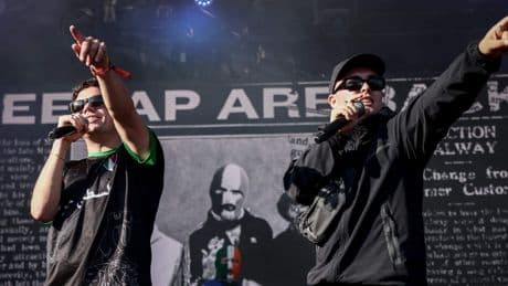 Hiphoptrio Kneecap annuleert Amerikaanse tournee vanwege ’terrorismezaak’ Mo Chara