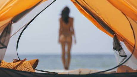 Nu et culotté, le renouveau du naturisme