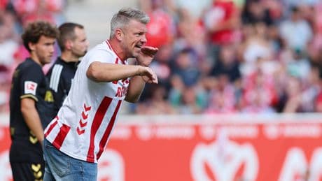 Trainer 1. FC Köln draagt wedstrijdshirt op de bank: ’Om er wat slanker uit te zien’