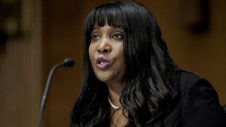 Lisa Cook demanda a Donald Trump por su decisión de despedirla