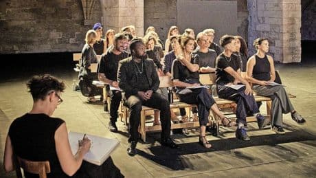 Qualvoll klinische Texte: Milo Rau erzählt  in Avignon den Pelicot-Prozess nach
