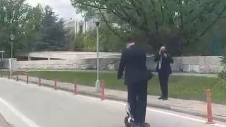 CHP'li Alp TBMM'ye 'skuter' ile geldi