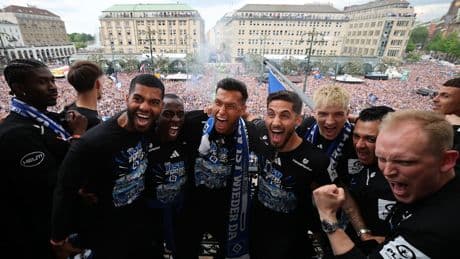 Mit 40.000 Fans singen - Gänsehaut-Moment für HSV-Ewigkeit