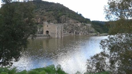 Buscan a una persona desaparecida en el embalse del Jándula tras hundirse la barca en la que navegaba