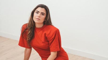 La pintora de la feminidad ‘millennial’, Elena Gual: “Ir a una exposición no es para hacer fotos a los cuadros, es como una terapia”