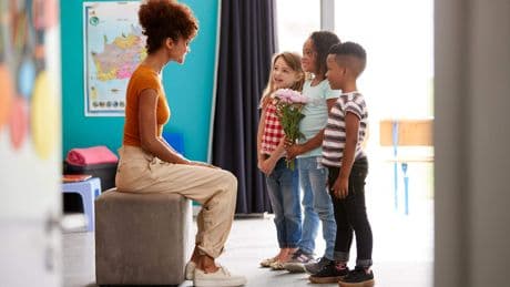 Praat mee: Vind je dat je de juf of meester van je kind op de laatste schooldag een cadeautje moet geven?