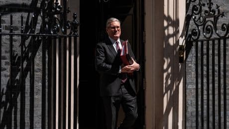 Starmer Backtracks on Planned Social Cuts, Raising Doubts About His Leadership