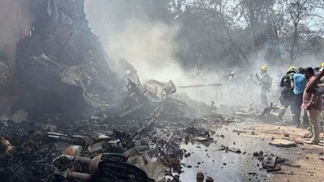 Indien: Flugzeug mit 242 Menschen an Bord abgestürzt