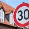 30er-Verkehrsschild mit Doppelpfeil: Kaum jemand weiß, was es bedeutet