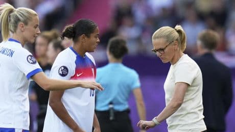 Las jugadoras de Inglaterra no se arrodillarán tras el ataque racista a Jess Carter