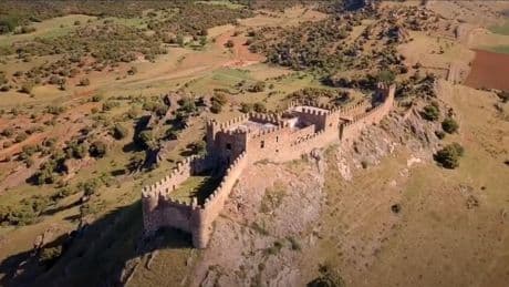 Coronando un cerro y dominando un paisaje estratégico: la fortaleza medieval de Guadalajara que data del siglo IX