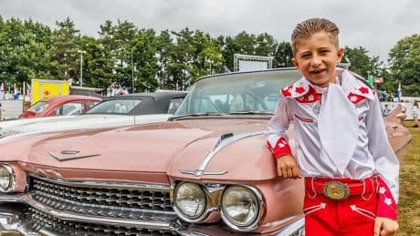 Louis (9) steelt de show als jongste Elvis-imitator bij memorial: ’Ik heb geen zenuwen’