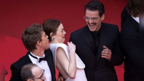 Emma Stone in Cannes: Biene sorgt für Chaos auf dem roten Teppich