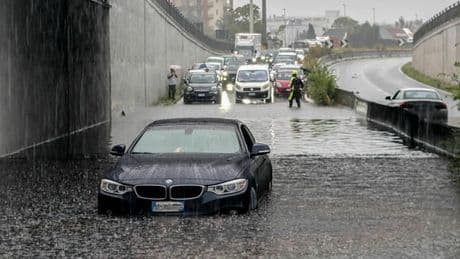Maltempo, allerta gialla sul Nord Italia: in arrivo temporali, rischio nubifragi ed esondazioni anche a Milano