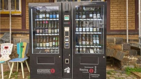 Le distributeur automatique de vins, une “ubérisation” qui divise le monde viticole