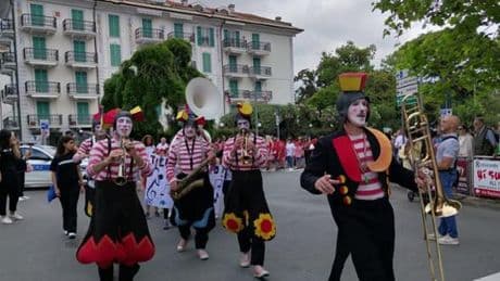 Sestri Levante, il corteo dei bambini apre il Festival Andersen | Video
