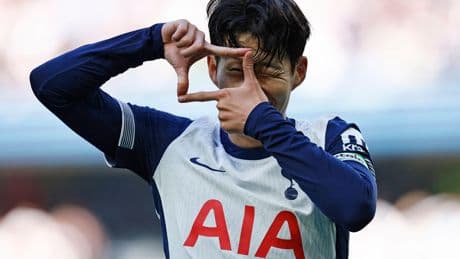 Licht als een veertje: Tottenham-aanvoerder Heung-Min Son als baby gedragen door mma-vechter