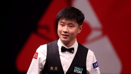 What does Zhao Xintong have on his bow tie at World Snooker Championship?