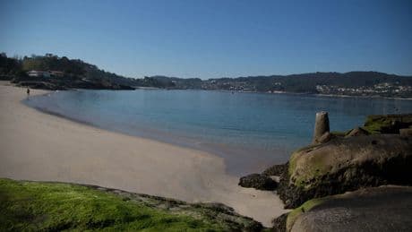 Las playas de Cangas se quedan sin banderas azules este verano: &quot;No necesitan ningún reconocimiento para atraer a visitantes&quot;